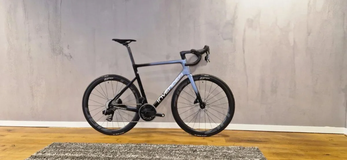 Invence R-One Custom Steel Blue 56cm 2026