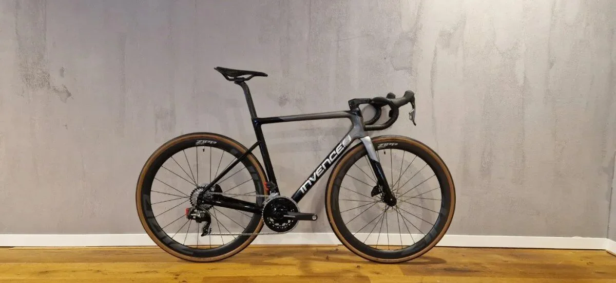 Invence R One Black Gray 54cm 2025